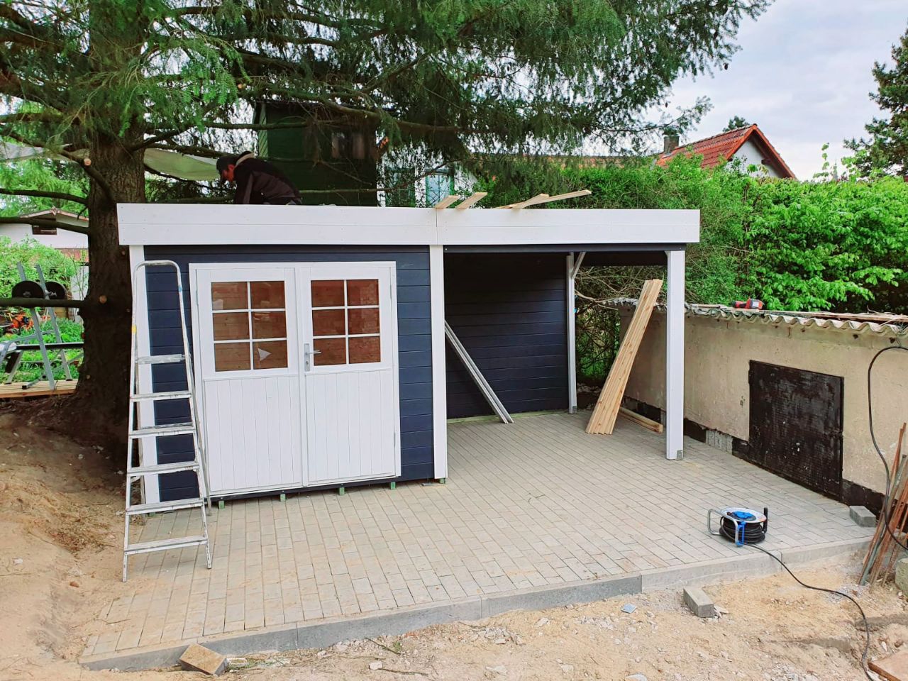 Aufbau eines Gartenhauses mit Terrasse für eine Kundin in Greifswald