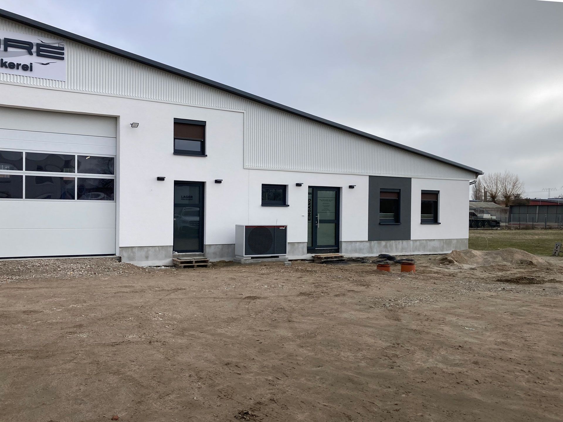 Vorbereiteter Baugrund vor einer Gewerbehalle in Greifswald