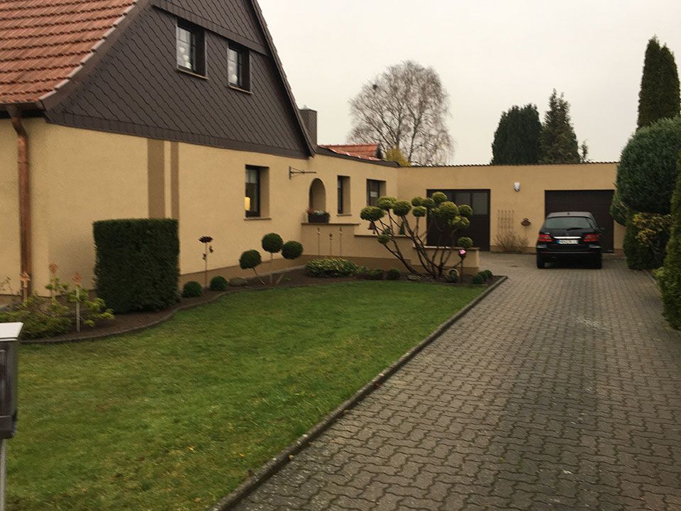 Gepflasterte Hofeinfahrt mit Betonsteinpflaster