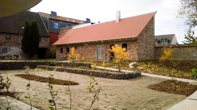 Sanierter Straßenzug mit neuem Putz in Vorpommern