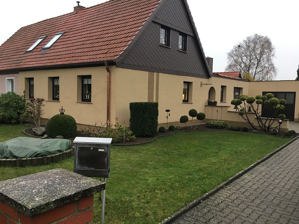 Vorgarten mit geschnittener Hecke